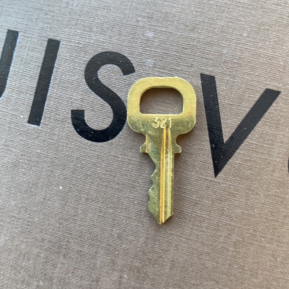 Authentic LV key only - Picture 4 of 8